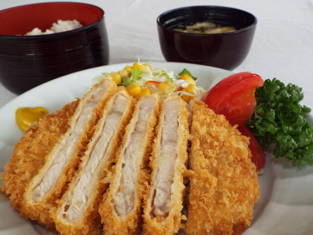 三元豚のロースカツランチ