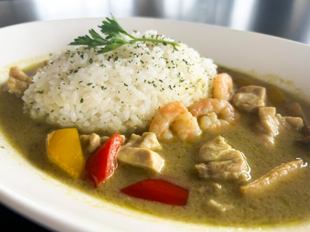 むき海老と阿部鶏のグリーンカレー